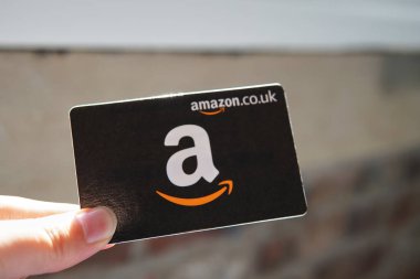Bulanık Geçmişe Karşı Kara Amazon Hediye Kartı Tutmak