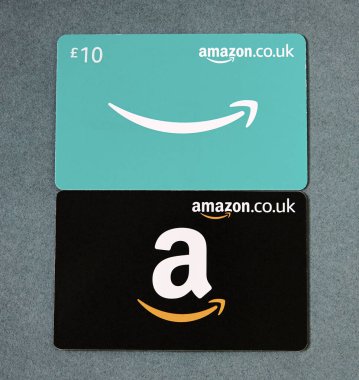 İki Amazon hediye kartı, biri mavi, biri siyah, online alışveriş ve hediye seçeneklerini temsil ediyor..