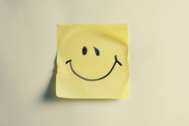 Beyaz arka planda sarı gülücük etiketi olan pozitif bir tutum konsepti