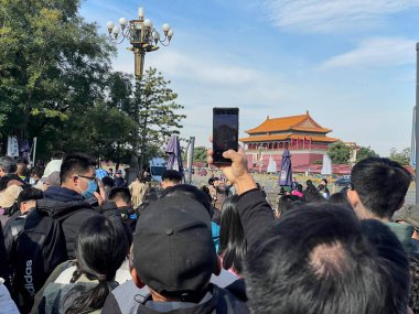 Pekin, Çin - 20 Ekim 2024 Tian 'anmen Meydanı' na ve Yasak Şehir 'e girmek için kuyruğa giren bir grup insan, popüler bir turizm beldesinde kentsel yaşamı ve kültürel keşifleri yakalıyor..
