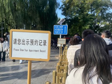 Pekin, Çin - 20 Ekim 2024 Tian 'anmen Meydanı' na ve Yasak Şehir 'e girmek için kuyruğa giren bir grup insan, popüler bir turizm beldesinde kentsel yaşamı ve kültürel keşifleri yakalıyor..