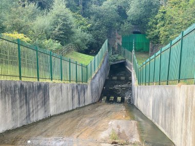 Manchester, İngiltere, 4 Ekim 2024. Gorton 'un alt rezervuarından dökülen su sızıntısı terk edilmiş bir demiryolu tüneli ile birlikte İngiltere' deki Debdale Park Manchester 'ı kontrol ediyor.