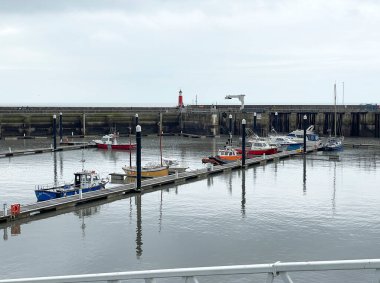 Watchet, İngiltere, 15 Mart 2025. Tekneli Watchet limanı, kıyı köyü, Somerset sahili, İngiltere