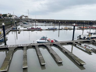 Watchet, İngiltere, 15 Mart 2025. Tekneli Watchet limanı, kıyı köyü, Somerset sahili, İngiltere