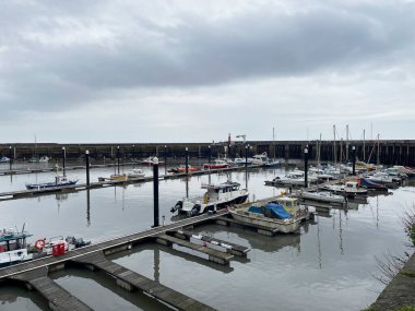 Watchet, İngiltere, 15 Mart 2025. Watchet limanında tekneler, sahil köyü, Somerset sahili, İngiltere