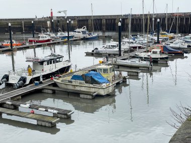 Watchet, İngiltere, 15 Mart 2025. Watchet limanında tekneler, sahil köyü, Somerset sahili, İngiltere