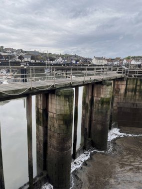 Watchet, İngiltere, 15 Mart 2025. Watchet limanında tekneler, sahil köyü, Somerset sahili, İngiltere