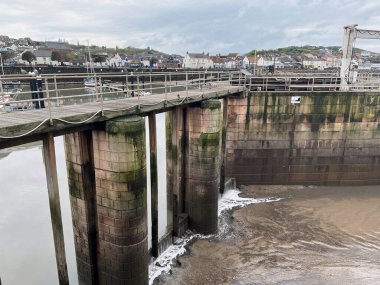 Watchet, İngiltere, 15 Mart 2025. Watchet limanında tekneler, sahil köyü, Somerset sahili, İngiltere