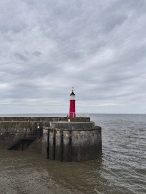 Watchet, İngiltere, 15 Mart 2025. Viktorya Limanı Deniz Feneri navigasyon yardımı, Watchet, Somerset, İngiltere, Birleşik Krallık