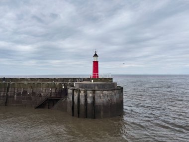 Watchet, İngiltere, 15 Mart 2025. Viktorya Limanı Deniz Feneri navigasyon yardımı, Watchet, Somerset, İngiltere, Birleşik Krallık