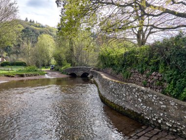Dunster UK, 15 Mart 2025. Dunster, Somerset, İngiltere 'deki Gallox Köprüsü 15. yüzyıldan kalma. Avill nehrinin üzerinde iki kavis var. Aslen Darağacı Köprüsü olarak biliniyordu.