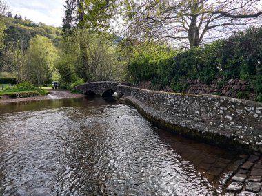 Dunster UK, 15 Mart 2025. Dunster, Somerset, İngiltere 'deki Gallox Köprüsü 15. yüzyıldan kalma. Avill nehrinin üzerinde iki kavis var. Aslen Darağacı Köprüsü olarak biliniyordu.