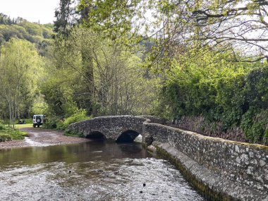 Dunster UK, 15 Mart 2025. Dunster, Somerset, İngiltere 'deki Gallox Köprüsü 15. yüzyıldan kalma. Avill nehrinin üzerinde iki kavis var. Aslen Darağacı Köprüsü olarak biliniyordu.