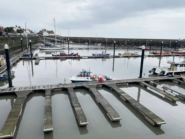 Watchet, İngiltere, 15 Mart 2025. Tekneli Watchet limanı, kıyı köyü, Somerset sahili, İngiltere