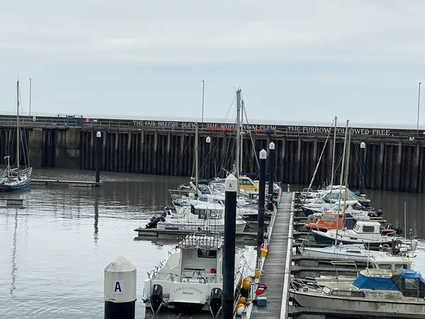 Watchet, İngiltere, 15 Mart 2025. Tekneli Watchet limanı, kıyı köyü, Somerset sahili, İngiltere