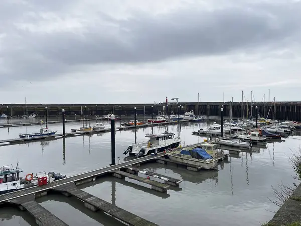 Watchet, İngiltere, 15 Mart 2025. Watchet limanında tekneler, sahil köyü, Somerset sahili, İngiltere