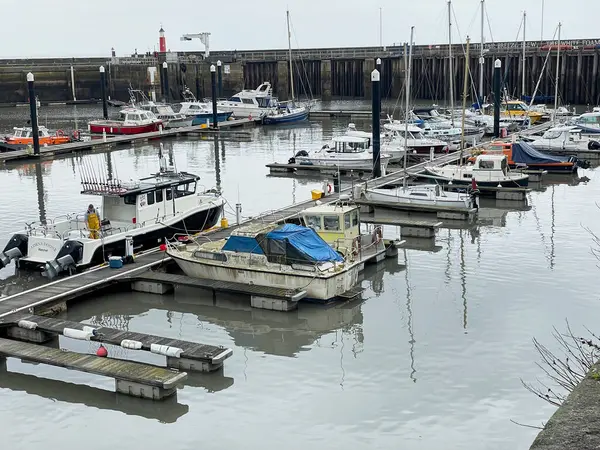 Watchet, İngiltere, 15 Mart 2025. Watchet limanında tekneler, sahil köyü, Somerset sahili, İngiltere