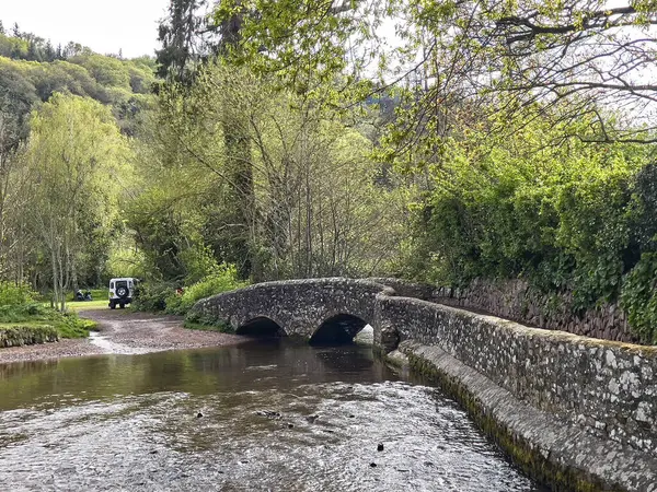 Dunster UK, 15 Mart 2025. Dunster, Somerset, İngiltere 'deki Gallox Köprüsü 15. yüzyıldan kalma. Avill nehrinin üzerinde iki kavis var. Aslen Darağacı Köprüsü olarak biliniyordu.