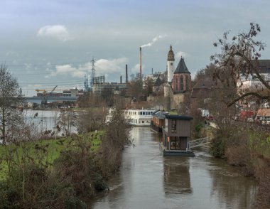 FRANKFURT AM MAIN, 30 ARALIK 2022: Nidda ve Main River kavşağındaki yüzen ev
