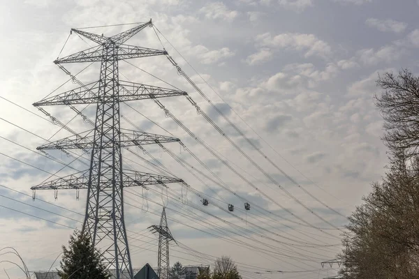 Bazı Kablolara Bağlı Yeni Kurulmuş Yüksek Voltaj Pilonu — Stok fotoğraf