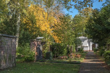 Frankfurt, Almanya 'daki ana mezarlıkta mezar ve heykeller