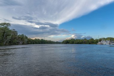 Chiriqui Nehri, Chiriqui Körfezi 'ne girmeden hemen önce, Panama.