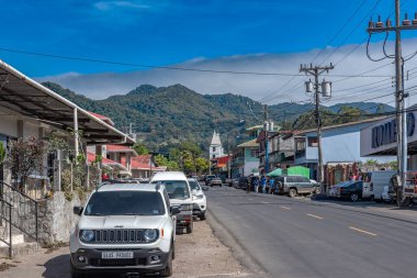 BOQUETE, PANAMA-MARCH 14, 2019: güneşli bir günde Buket Caddesi, Chiriqui, Panama