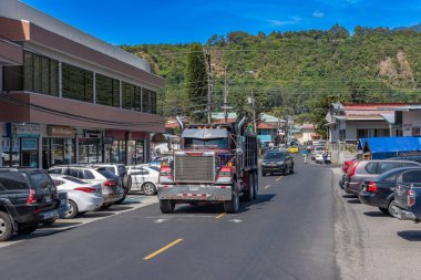 BOQUETE, PANAMA-MARCH 14, 2019: güneşli bir günde Buket Caddesi, Chiriqui, Panama