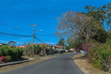 BOQUETE, PANAMA-MARCH 14, 2019: güneşli bir günde Buket Caddesi, Chiriqui, Panama