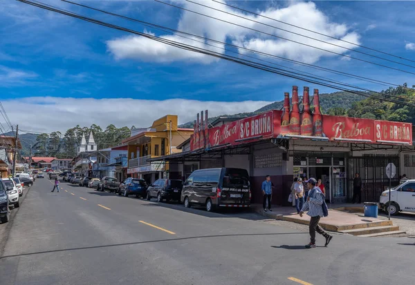 BOQUETE, PANAMA-MARCH 14, 2019: güneşli bir günde Buket Caddesi, Chiriqui, Panama