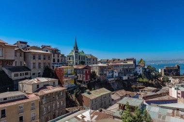 VALPARAISO, Şili-Şubat 27, 2020: UNESCO Dünya Mirası şehri Valparaiso 'nun renkli binaları