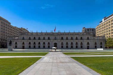 SANTIAGO, ŞİLİ-ŞİMDİ 27, 2020: Moneda Sarayı Şili Cumhuriyeti Başkanı Santiago, Şili