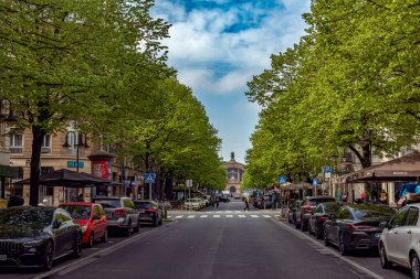 FRANKFURT AM MAIN, GERMANY-MARCH 21, 2023: Frankfurt, Almanya şehir merkezinde Kaiserstrasse boyunca binalar