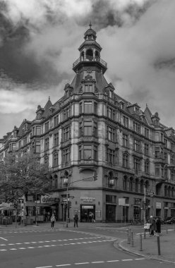 FRANKFURT AM MAIN, GERMANY-NİSAN 21 Nisan 2023: Frankfurt, Almanya 'da Kaiserstrasse boyunca binalar