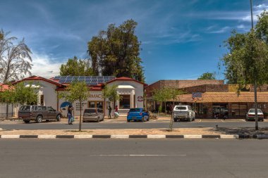 OMARURU, NAMIBIA-ARALIK 08, 2020: Omaruru, Erongo, Namibya 'daki yoğun ana cadde