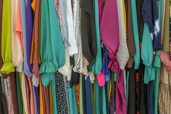 Bit Pazarındaki Bir Askıda Asılı Renkli Giysiler — Stok fotoğraf