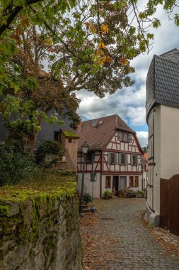 KRONBERG, GERMANY-ECTOBER 07, 2021: Tarihi eski kasaba, Kronberg im Taunus, Almanya 'da yarı ahşap evlere sahip küçük bir sokak