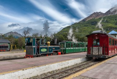 USHUAIA, ARGENTINA-MAYIS 13, 2020: Dünyanın Sonu Treni, Tierra del Fuego, Arjantin