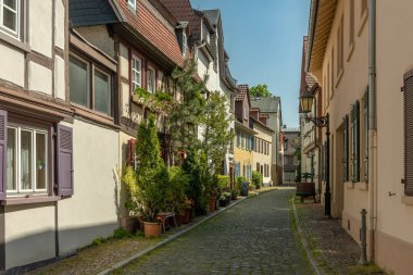 FRANKFURT AM MAIN, ALMANY-MAYIS 26, 2023: Almanya 'nın tarihi eski Frankfurt-Hoechst kentinde küçük bir cadde