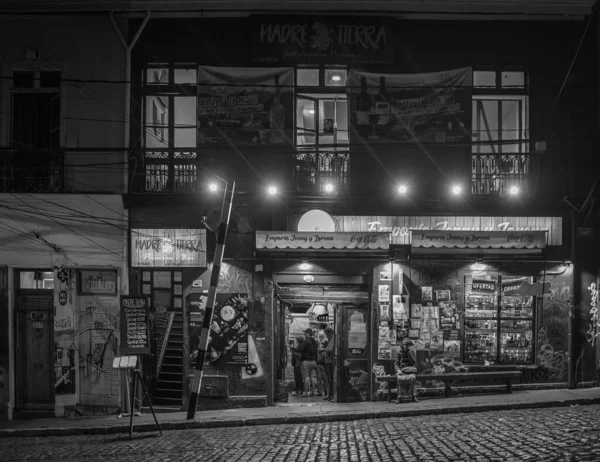 2020年2月27日チリ バルパライソ市 旧市街の夜の食料品店 — ストック写真