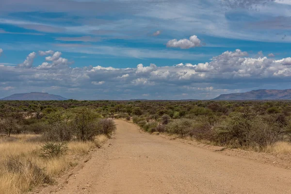纳米比亚北部的未铺面砾石公路 — 图库照片