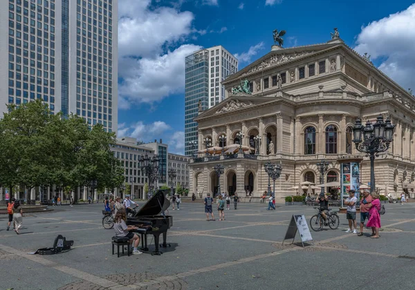 Frankfurt Main Tyskland Juli 2023 Ung Pianist Framför Alte Oper — Stockfoto