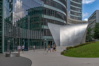 FRANKFURT AM MAIN, ALMANLIK-14 Temmuz 2023: The building complex The Wave, Frankfurt, Westend, Almanya