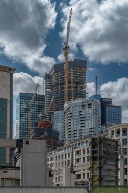 FRANKFURT AM MAIN, ALMANY-16 HAZİRAN 2023: 44. ofis ve yerleşim kulesi, Frankfurt, Almanya