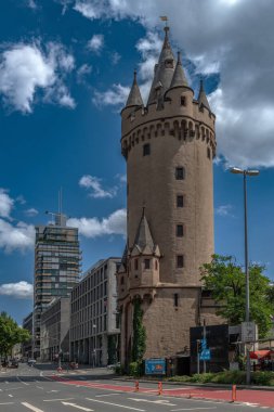 FRANKFURT AM MAIN, ALMANY-16 Temmuz 2023: Eski ortaçağ şehir kapısı Eschenheimer Turm, Frankfurt, Almanya