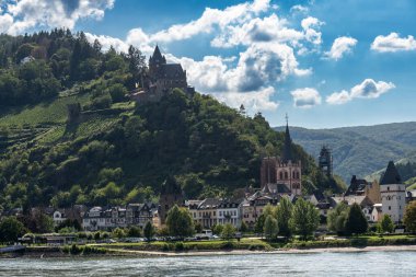 BACHARACH, ALMANY-AĞUSTOS 21, 2023: Bacharach am Rhein Panoraması, Almanya
