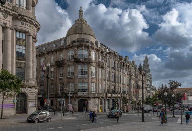 PORTO, PORTUGAL-OCTOBER 19, 2023: Montepio Geral Bank binası, Porto, Portekiz