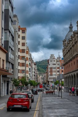 BILBAO, SPAIN-JULI 27, 2018: İspanya 'nın Bask Bölgesi' ndeki tarihi eski Bilbao kasabasında sokak