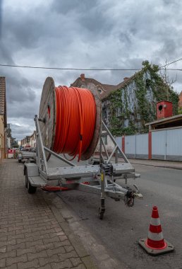 FRANKFURT AM MAIN, GERMANY-12 Şubat 2024: yol kenarındaki bir karavanda fiber optik kablo makarası