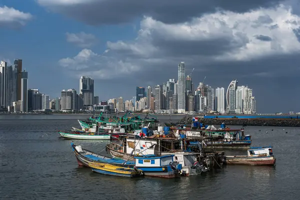 PANAMA ŞEHRİ, PANAMA-MARCH 03, 2019: Panama şehrinin liman ve ufuk çizgisi